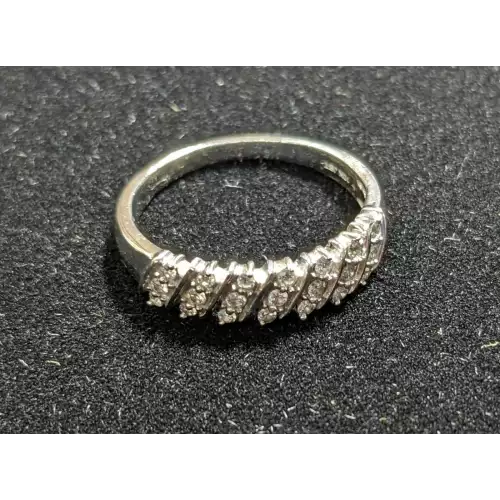 10k White Gold & Diamond Ring 1/4 CTW size 7